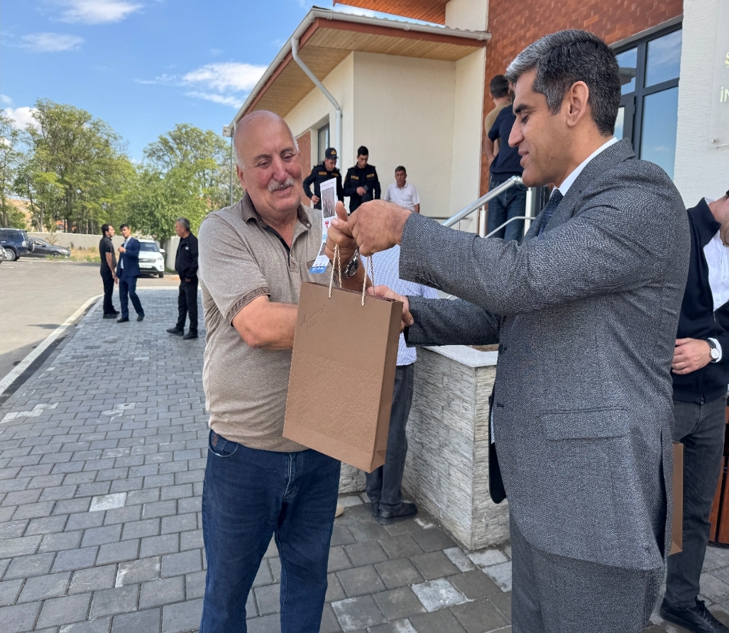 Cəbrayıl rayonunun Şükürbəyli kəndinə köçürülən sakinlər yeni evlərinə çatıblar